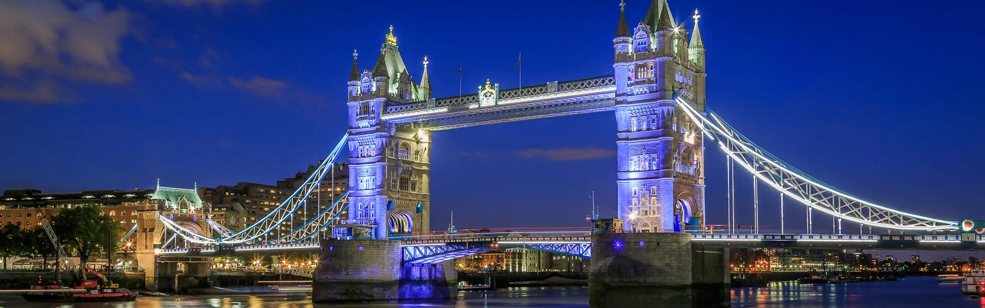 Die Tower Bridge im Abendlicht in London. 