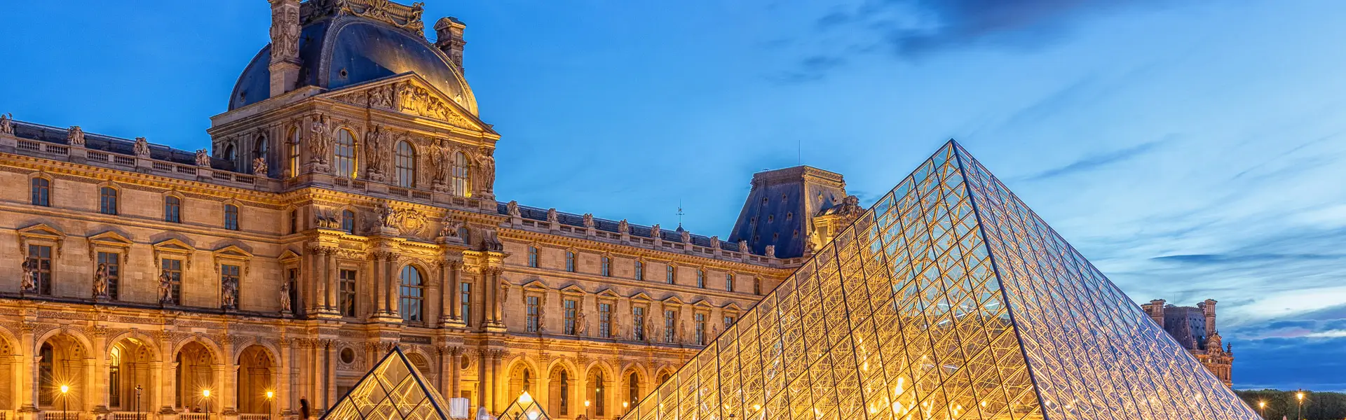 Der Innenhof mit Glaspyramide des Museum Louvre in Paris