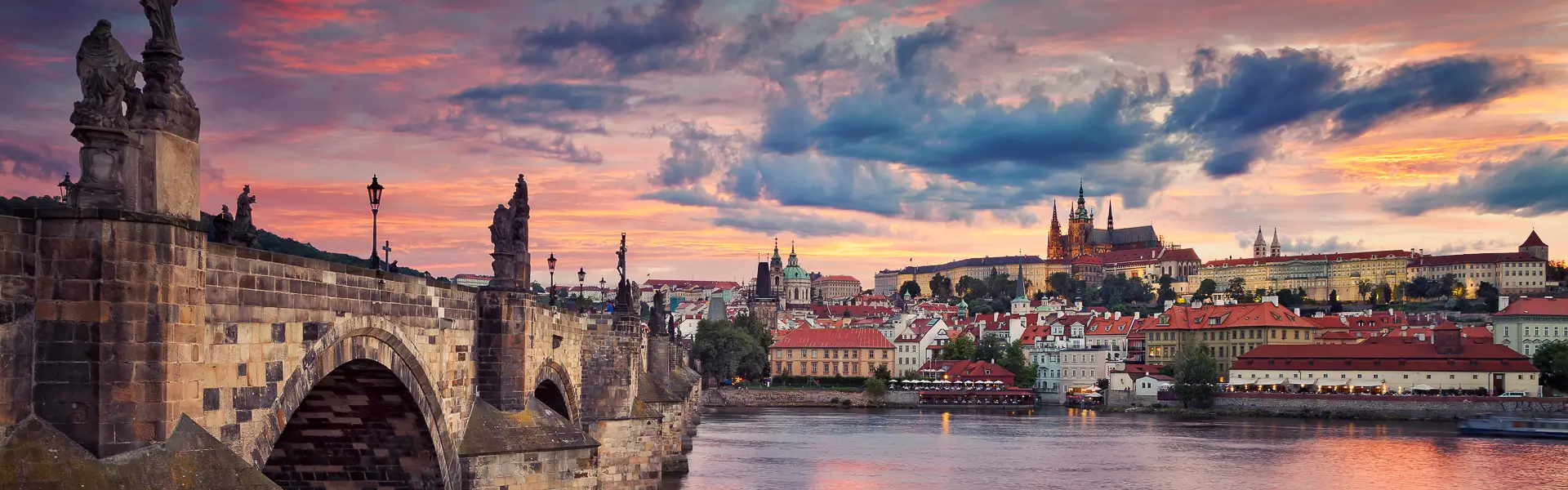 Karlsbrücke und Prager Schloss im Sonnenuntergang