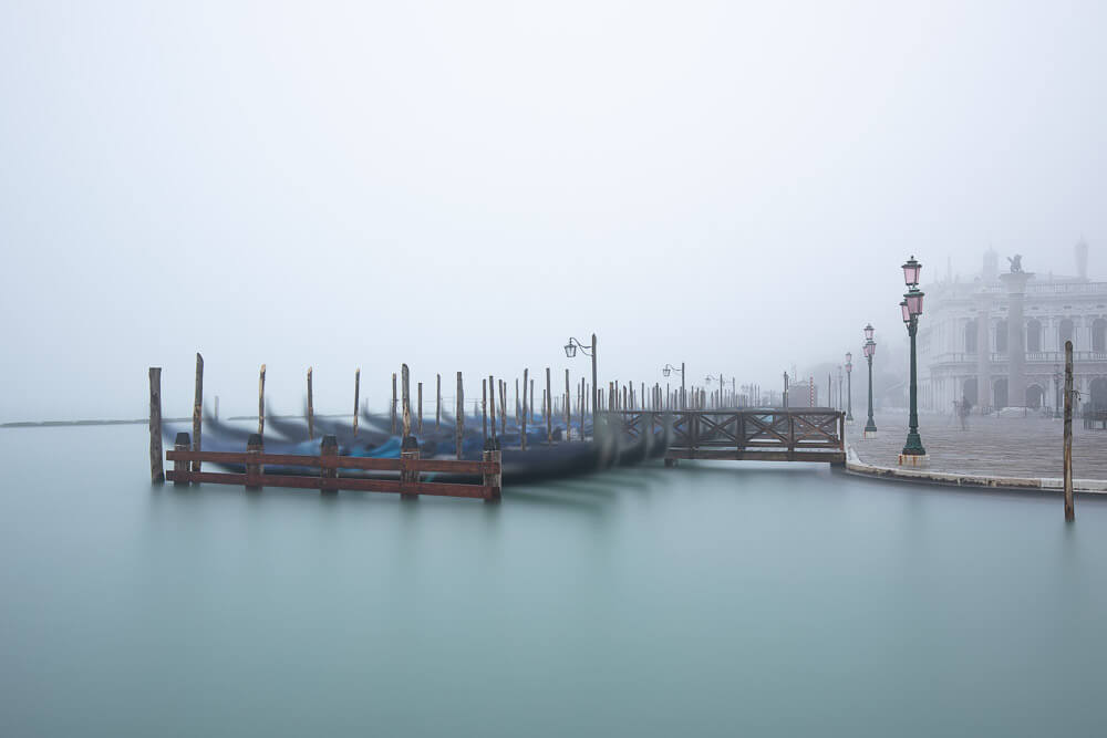 Langzeitbelichtung mit Gondeln in Venedig