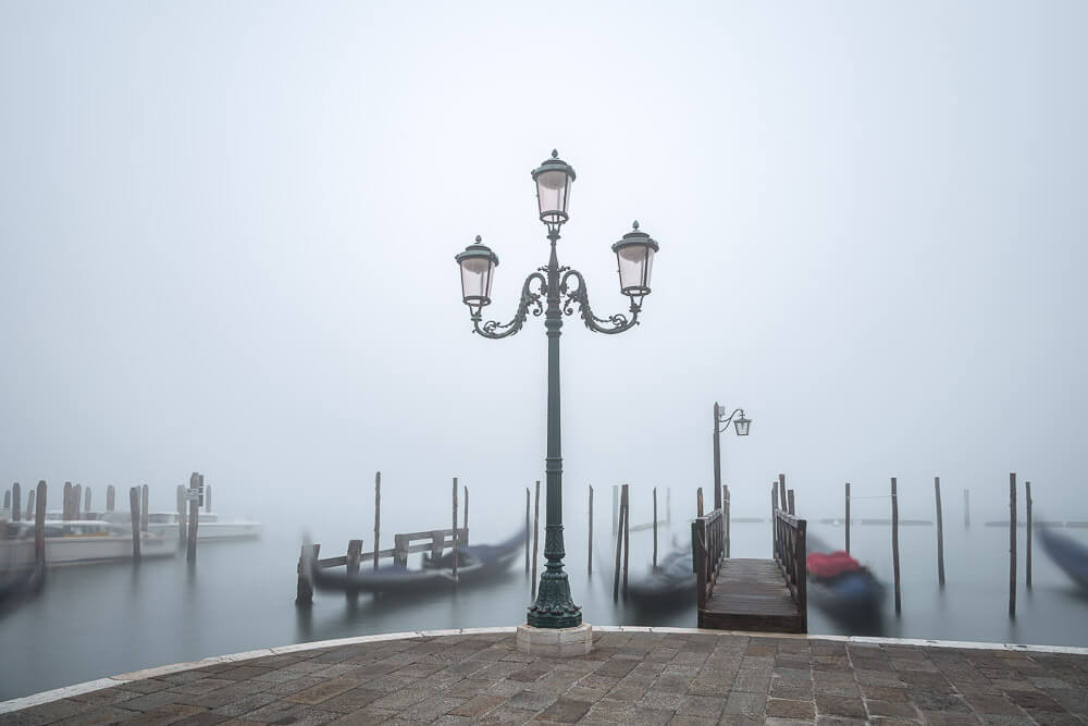 Schöne Laterne im Morgennebel in Venedig