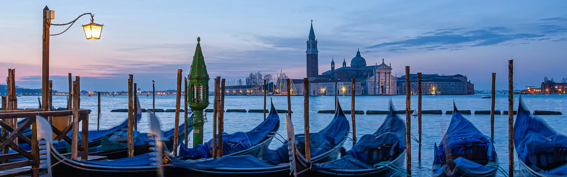 Gondeln vor San Giorgio Maggiore während des Sonnenaufgangs