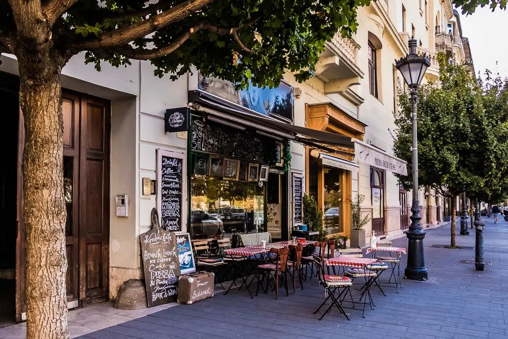 Ein Straßencafé in Budapest